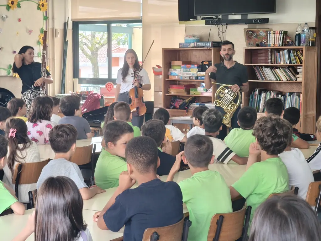 Conservatório de música de Guimarães visita EB1 de Monte Largo